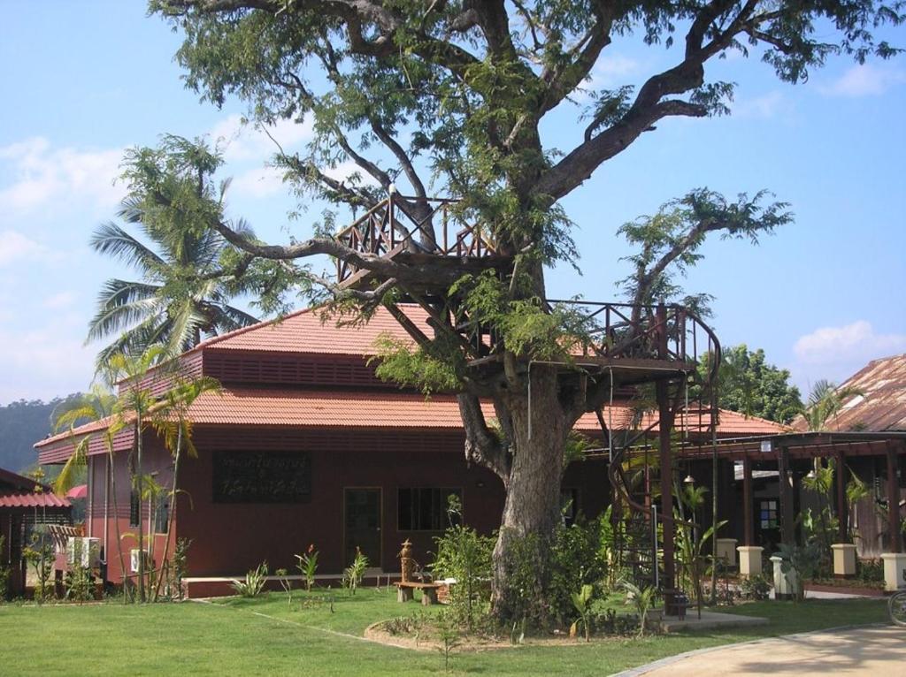 Tamarind Grand Resort Mae Sariang Exterior photo