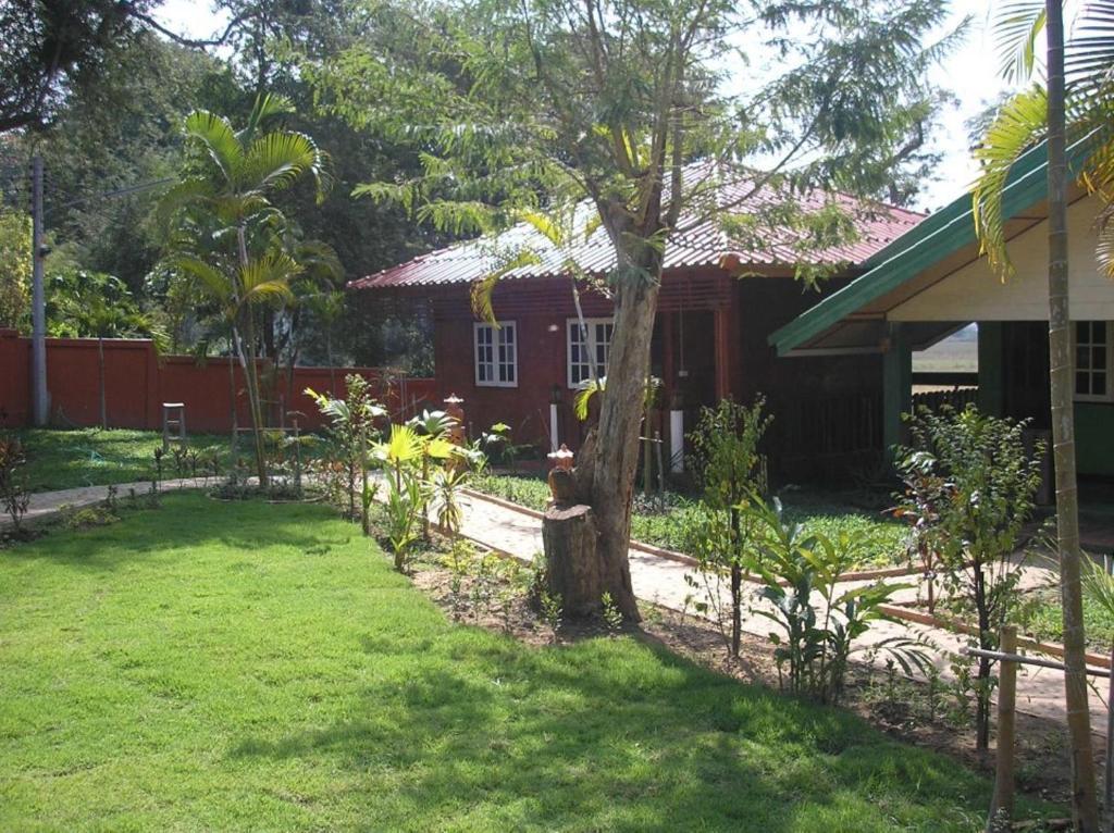 Tamarind Grand Resort Mae Sariang Exterior photo